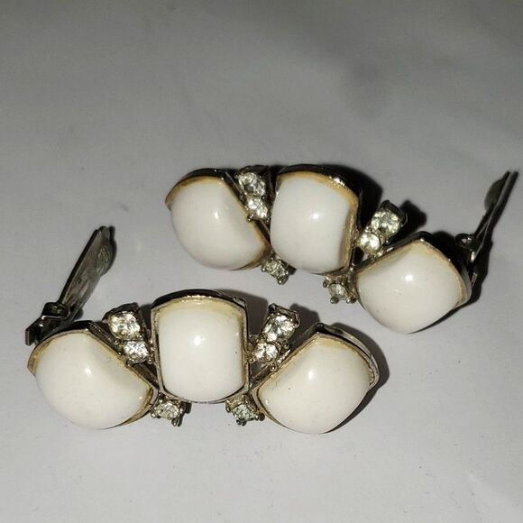 A Vintage Pair of Kramer Earrings Ear Climber Clip Back Milk Glass Wedding - Picture 9 of 9